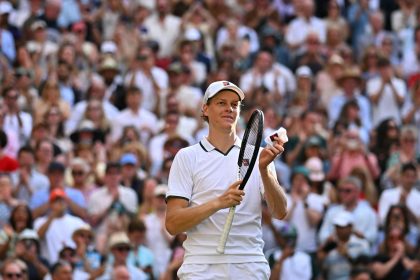 Jannik Sinner célèbre sa qualification en finale de Wimbledon 2026