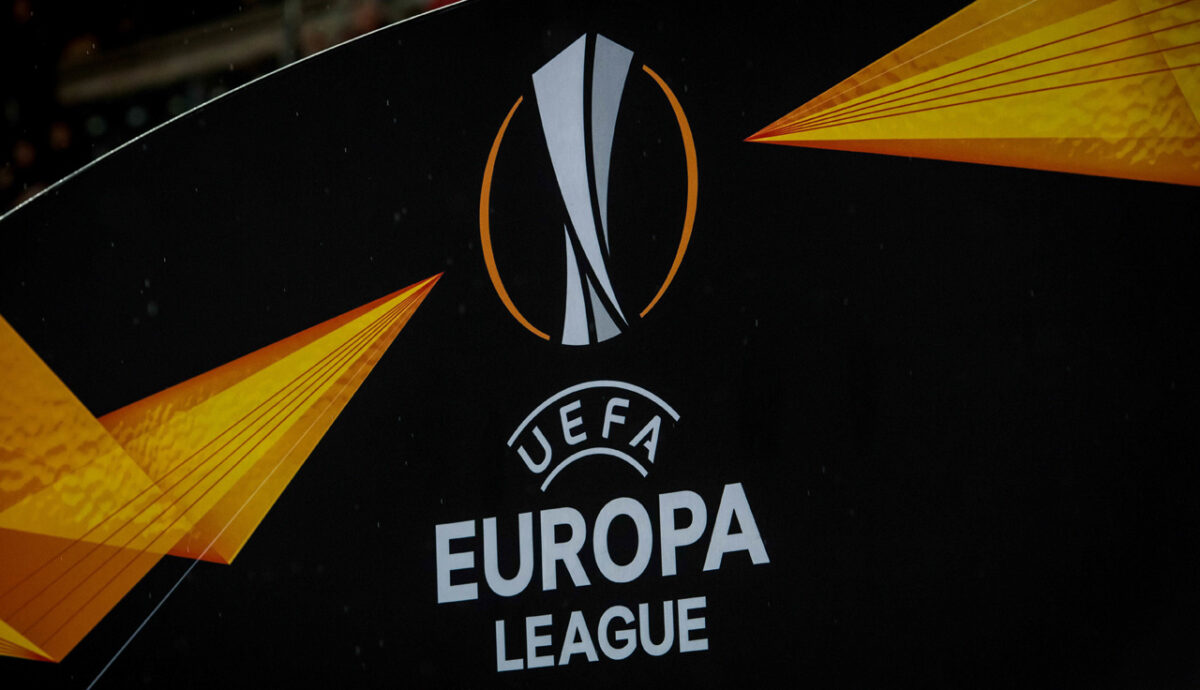 Trophée et ballon officiels de l'UEFA Europa League avant le tirage de la phase de ligue 2026-2027