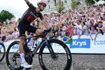 Julian Alaphilippe leve le bras a Montmartre devant le Sacre-Coeur lors de la derniere etape du Tour de France 2026
