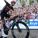 Julian Alaphilippe leve le bras a Montmartre devant le Sacre-Coeur lors de la derniere etape du Tour de France 2026