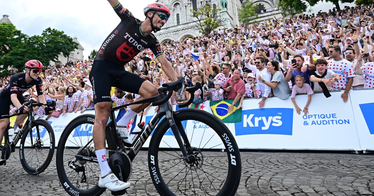 Julian Alaphilippe leve le bras a Montmartre devant le Sacre-Coeur lors de la derniere etape du Tour de France 2026