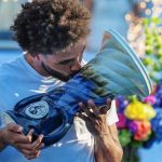 Arthur Fils embrasse le trophée du Masters 1000 de Cincinnati 2026