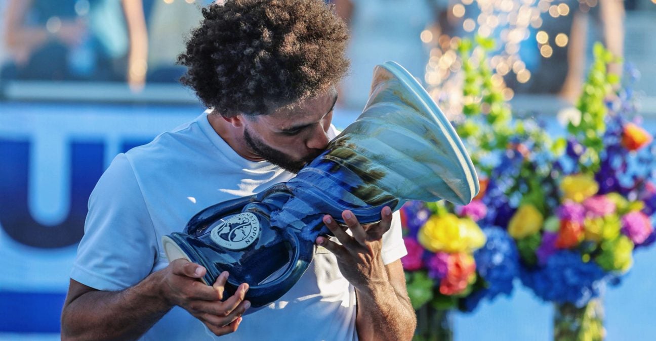 Arthur Fils embrasse le trophée du Masters 1000 de Cincinnati 2026