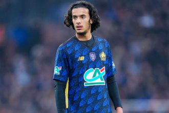 Ayyoub Bouaddi avec le maillot du LOSC Lille, cible de Manchester City pour environ 130 millions d’euros