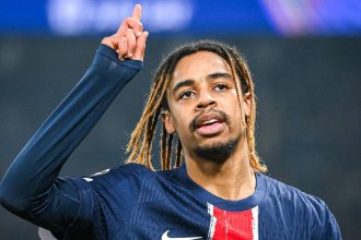 Bradley Barcola sous le maillot du PSG, avant son transfert record vers Liverpool