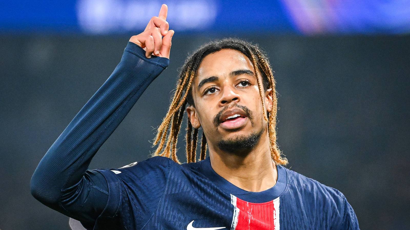 Bradley Barcola sous le maillot du PSG, avant son transfert record vers Liverpool