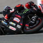Marco Bezzecchi penché sur son Aprilia lors des qualifications du GP d'Aragon MotoGP 2026