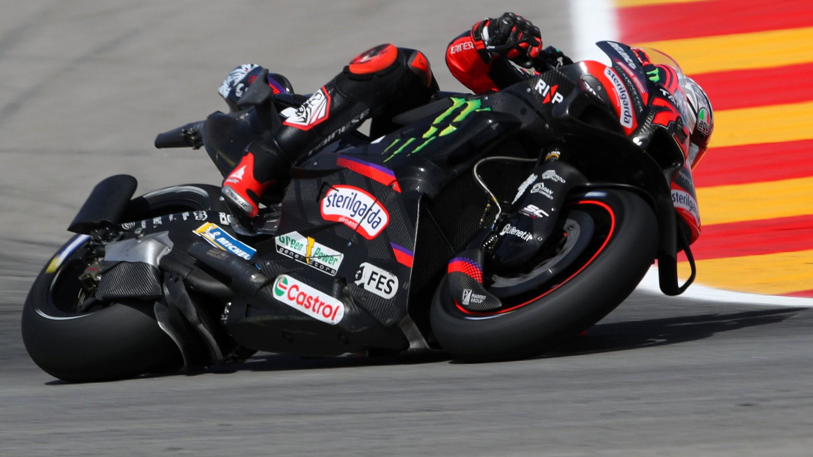 Marco Bezzecchi penché sur son Aprilia lors des qualifications du GP d'Aragon MotoGP 2026