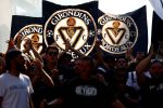 Supporters des Girondins de Bordeaux brandissant des drapeaux du club