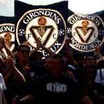 Supporters des Girondins de Bordeaux brandissant des drapeaux du club