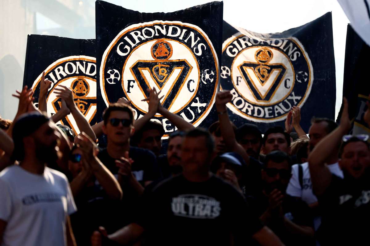 Supporters des Girondins de Bordeaux brandissant des drapeaux du club