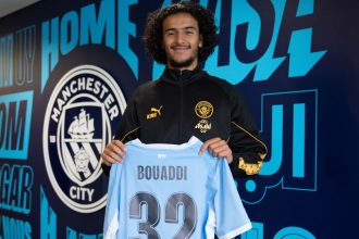 Ayyoub Bouaddi pose avec le maillot de Manchester City floqué 32 lors de sa présentation officielle