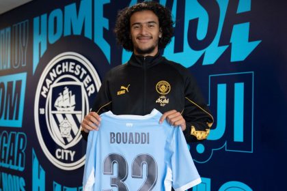 Ayyoub Bouaddi pose avec le maillot de Manchester City floqué 32 lors de sa présentation officielle