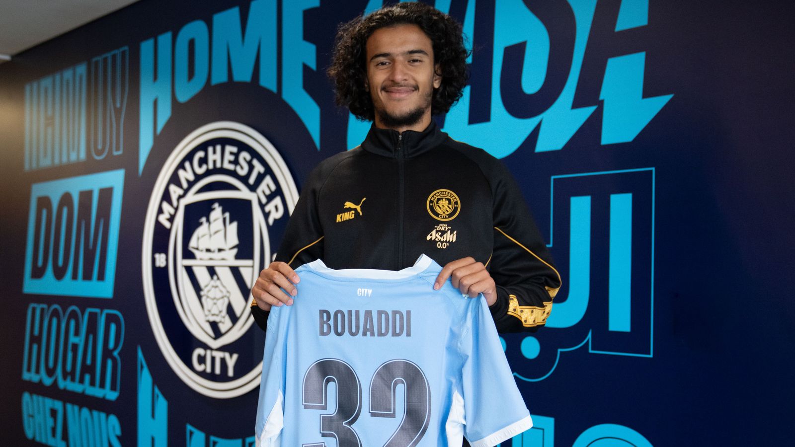 Ayyoub Bouaddi pose avec le maillot de Manchester City floqué 32 lors de sa présentation officielle