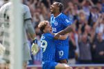 Jack Hinshelwood et un coéquipier de Brighton célèbrent un but face à Aston Villa en Premier League