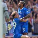 Jack Hinshelwood et un coéquipier de Brighton célèbrent un but face à Aston Villa en Premier League