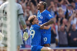 Jack Hinshelwood et un coéquipier de Brighton célèbrent un but face à Aston Villa en Premier League