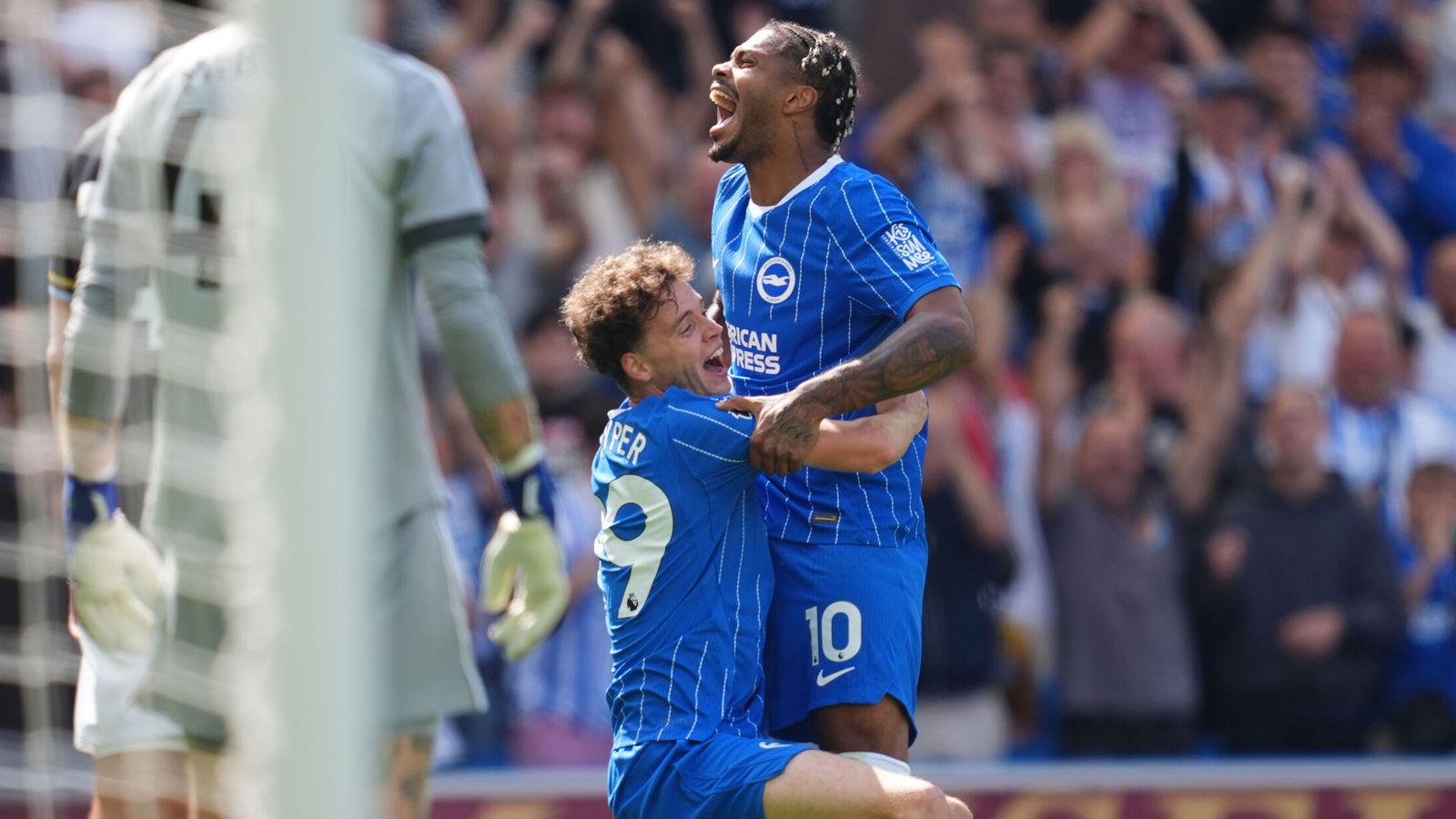 Jack Hinshelwood et un coéquipier de Brighton célèbrent un but face à Aston Villa en Premier League