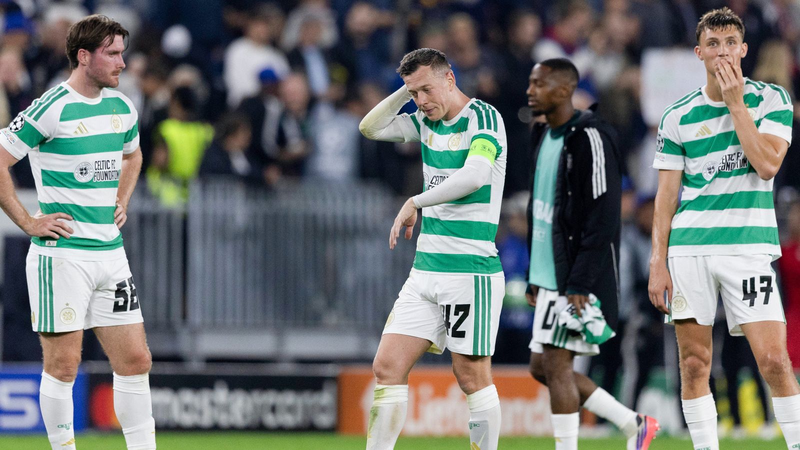 Joueurs du Celtic dépités après l'élimination face au LASK en barrages de Ligue des Champions