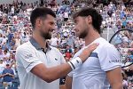Novak Djokovic félicite Thiago Agustin Tirante au filet après leur match au Masters 1000 de Cincinnati 2026