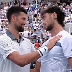 Novak Djokovic félicite Thiago Agustin Tirante au filet après leur match au Masters 1000 de Cincinnati 2026