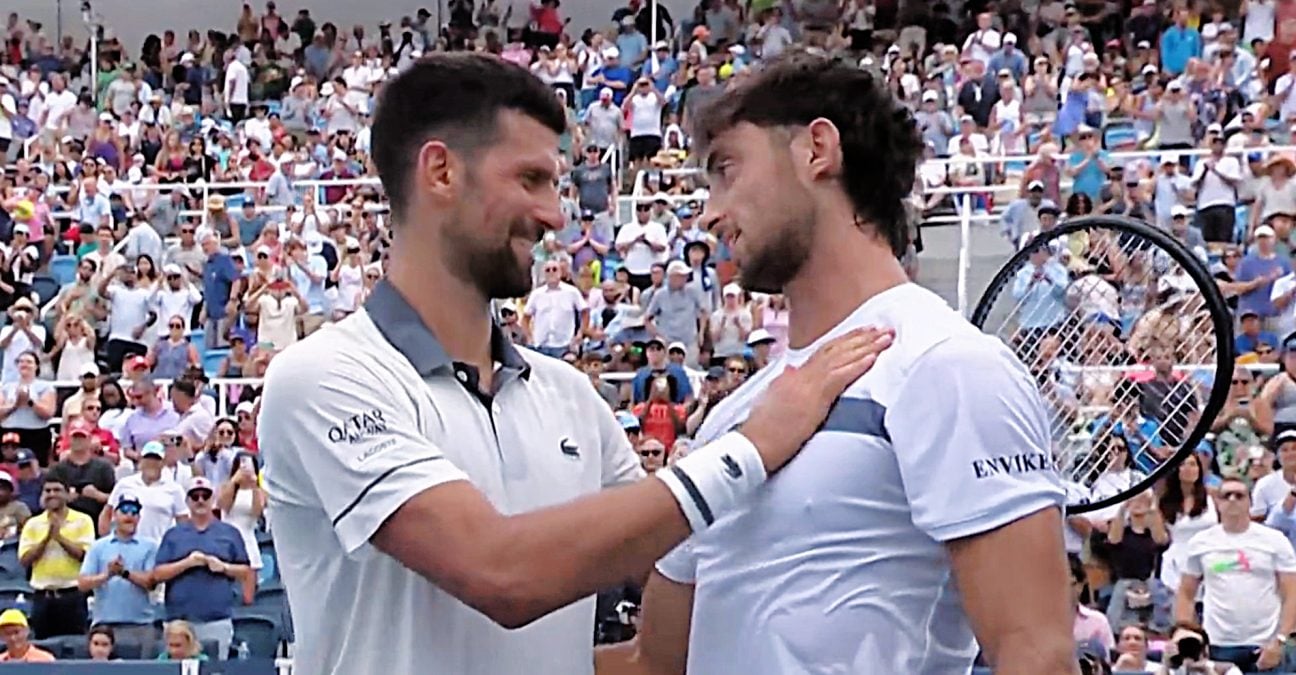 Novak Djokovic félicite Thiago Agustin Tirante au filet après leur match au Masters 1000 de Cincinnati 2026