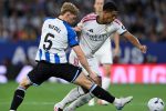 Un joueur de l'Espanyol dispute un ballon à un joueur du Real Madrid lors de la 2e journée de LaLiga 2026
