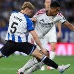 Un joueur de l'Espanyol dispute un ballon à un joueur du Real Madrid lors de la 2e journée de LaLiga 2026