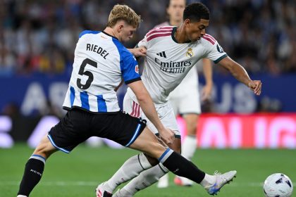 Un joueur de l'Espanyol dispute un ballon à un joueur du Real Madrid lors de la 2e journée de LaLiga 2026