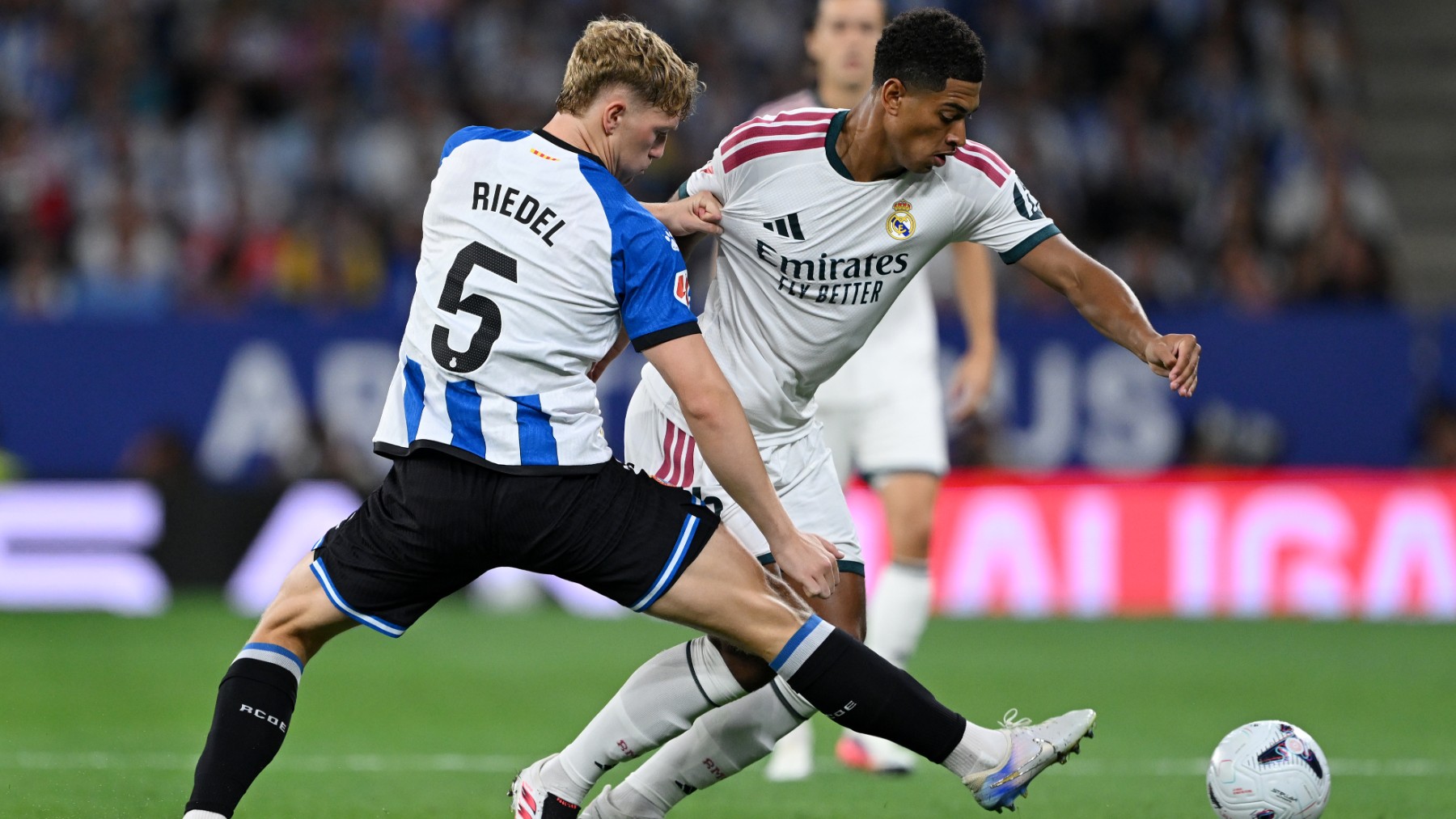 Un joueur de l'Espanyol dispute un ballon à un joueur du Real Madrid lors de la 2e journée de LaLiga 2026