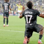 Loïs Openda célèbre son but face à Fenerbahçe en barrage aller de Ligue des champions