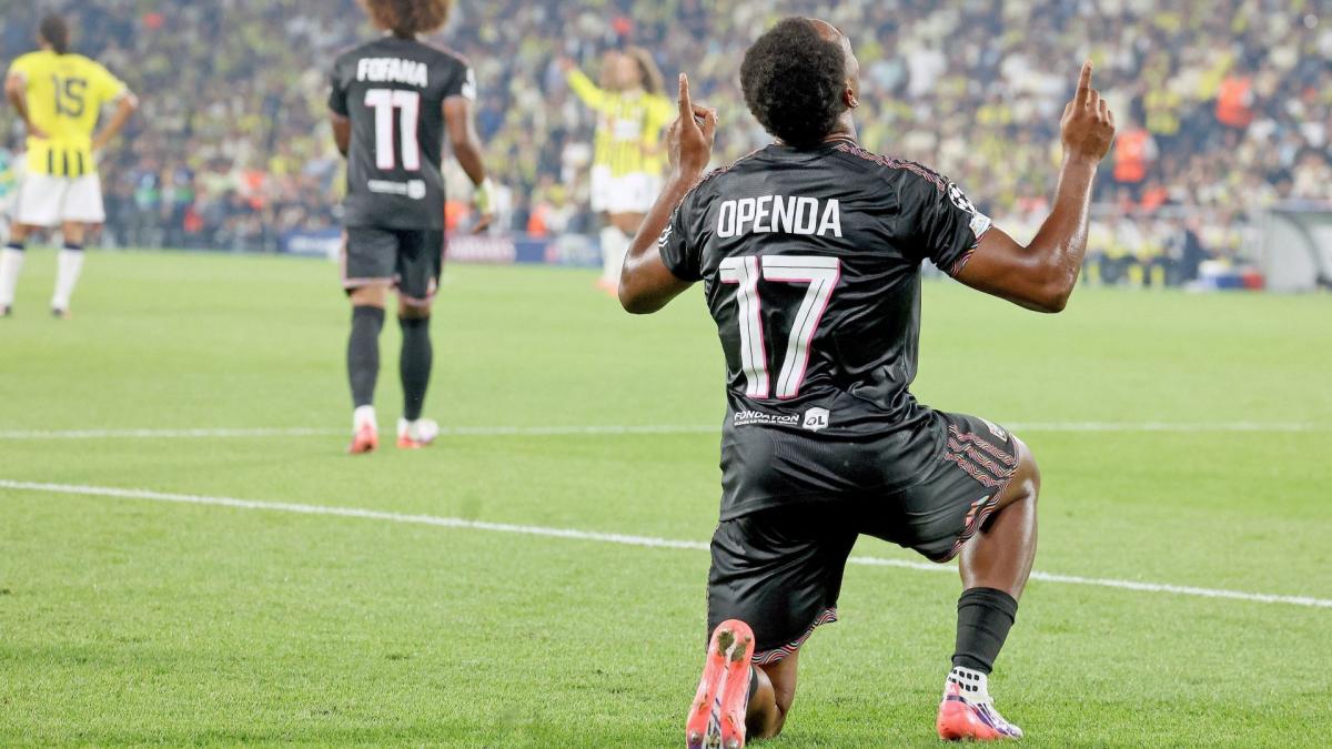 Loïs Openda célèbre son but face à Fenerbahçe en barrage aller de Ligue des champions
