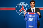 Ferran Torres pose avec le maillot du PSG floqué de son nom et 2031