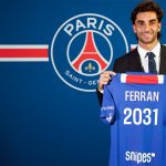 Ferran Torres pose avec le maillot du PSG floqué de son nom et 2031