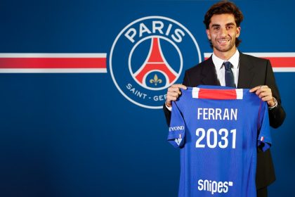Ferran Torres pose avec le maillot du PSG floqué de son nom et 2031