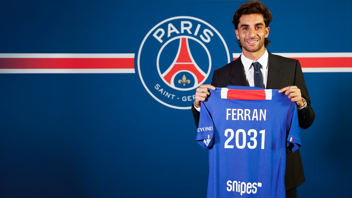 Ferran Torres pose avec le maillot du PSG floqué de son nom et 2031