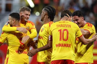 Florian Thauvin célèbre son but avec ses coéquipiers du RC Lens en finale du Trophée des Champions face au PSG, août 2026