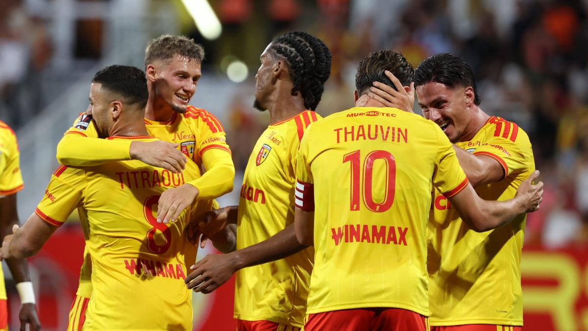Florian Thauvin célèbre son but avec ses coéquipiers du RC Lens en finale du Trophée des Champions face au PSG, août 2026