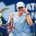 Iga Swiatek brandit le trophée du WTA 1000 de Toronto 2026