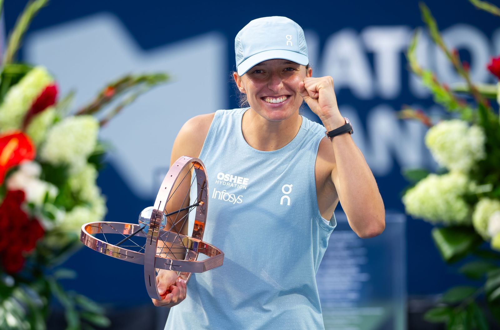 Iga Swiatek brandit le trophée du WTA 1000 de Toronto 2026