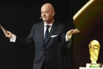 Gianni Infantino, président de la FIFA, devant le trophée de la Coupe du Monde