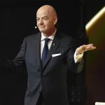 Gianni Infantino, président de la FIFA, devant le trophée de la Coupe du Monde