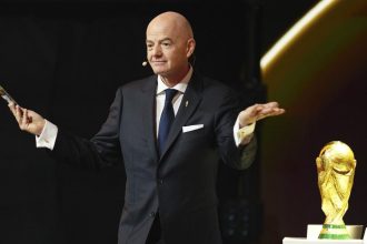 Gianni Infantino, président de la FIFA, devant le trophée de la Coupe du Monde