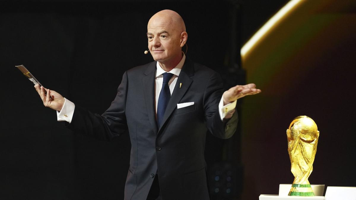 Gianni Infantino, président de la FIFA, devant le trophée de la Coupe du Monde