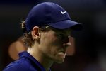 Jannik Sinner sur le court, forfait pour l'US Open 2026 sur blessure au genou
