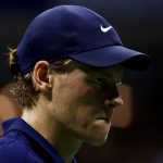 Jannik Sinner sur le court, forfait pour l'US Open 2026 sur blessure au genou