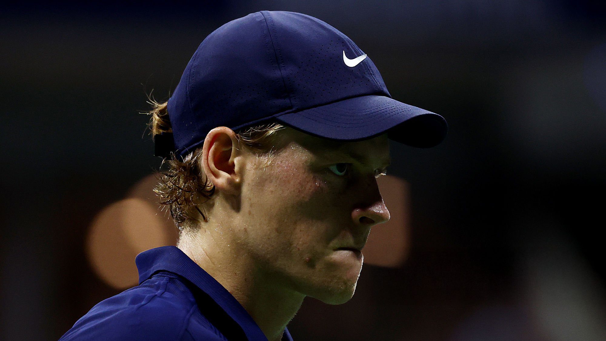 Jannik Sinner sur le court, forfait pour l'US Open 2026 sur blessure au genou