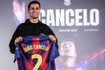 João Cancelo pose avec le maillot du FC Barcelone lors de sa présentation