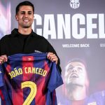 João Cancelo pose avec le maillot du FC Barcelone lors de sa présentation