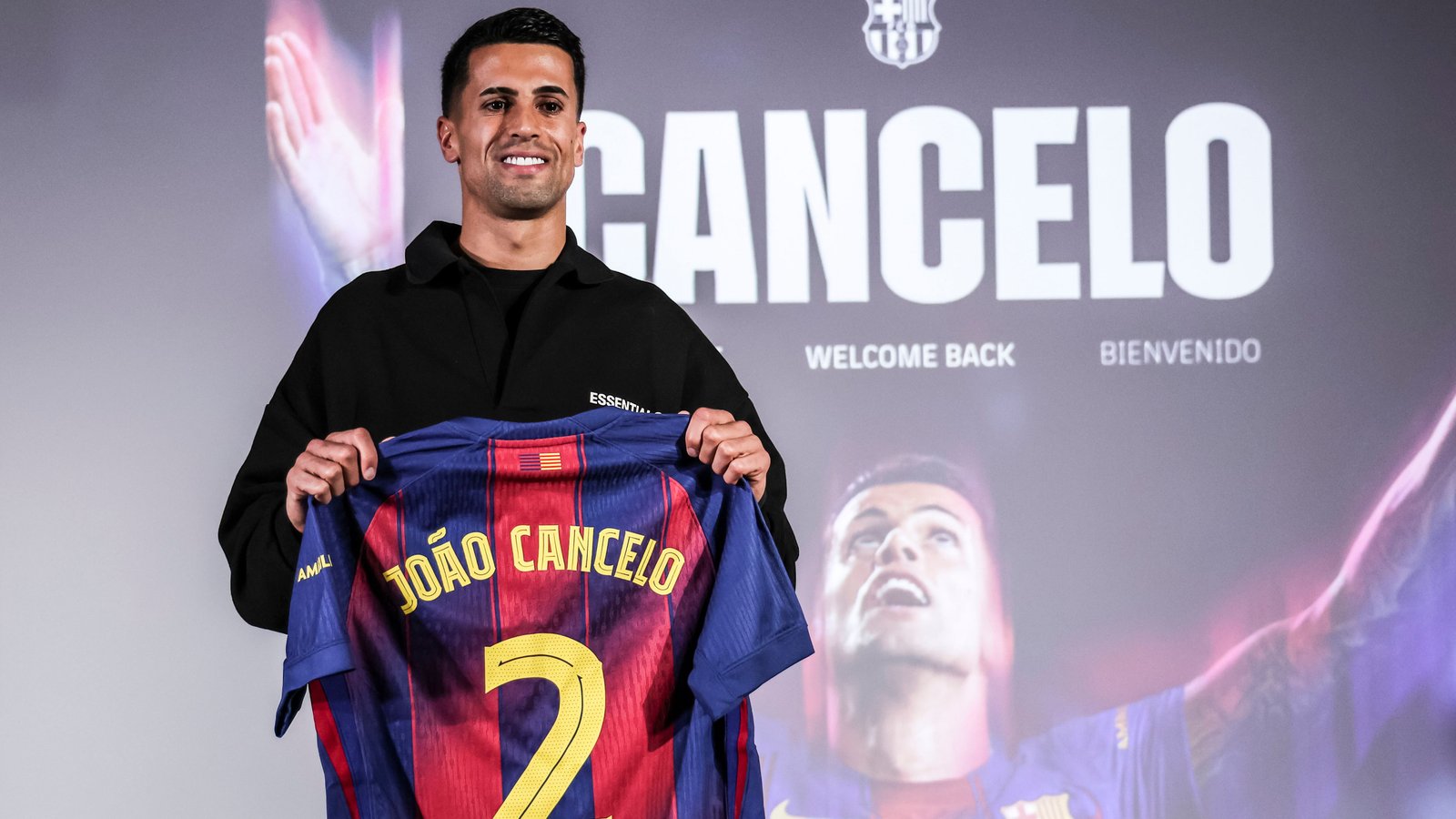 João Cancelo pose avec le maillot du FC Barcelone lors de sa présentation